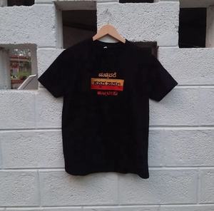 Camiseta con logotipo personalizado bordado para mujer, camiseta informal de media manga estampada y bordada para hombre y mujer - Product Image 1