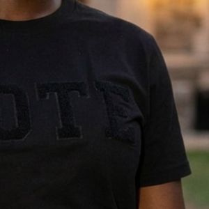 T-shirt graphique personnalisé pour femme VOTE, manches courtes, col rond, coupe décontractée unisexe, haut imprimé pour la sensibilisation électorale, mode quotidienne - Product Image 5