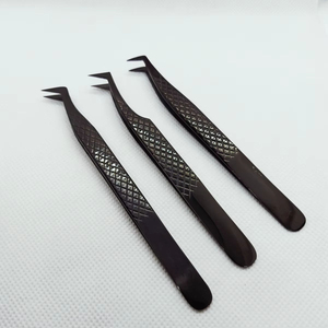 Pince à épiler professionnelle pour cils, pointe lisse de précision, design dégradé doré, emballage en boîte, poignée ergonomique antidérapante, noire, pour usage professionnel des cils - Product Image 1