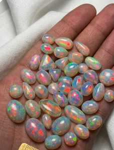 Opale d'Éthiopie naturelle, cabochon, pierre précieuse en vrac, taille ovale, jeu de couleurs multibrillantes, certifiée par un tiers, pour la fabrication de bijoux - Product Image 1