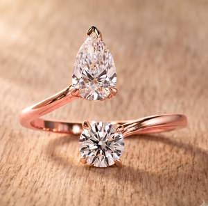 Bague Toi et Moi ouverte et ajustable en or massif 10K 14K 18K avec diamant de laboratoire taille poire et taille ronde, couleur DEF, clarté VS VVS, certifiée IGI - Product Image 3