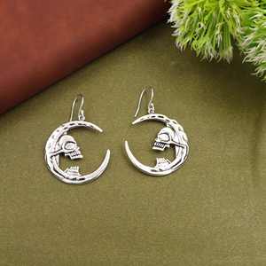 Boucles d'oreilles pendantes Crâne et Lune Croissante, Bijoux Gothiques Célestes, Style Sorcière Bohème, Cadeau Tendance - Product Image 3
