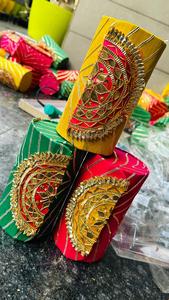 Caja de joyería de lujo hecha a mano por un diseñador, caja cuadrada bordada con diseño de diamantes dorados, ideal para regalo de novia. - Product Image 2