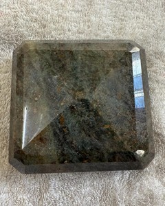 พลอยทับทิมสีแดงธรรมชาติทรงสี่เหลี่ยมเจียระไนแบบมรกต น้ำหนัก 5000 กะรัต พลอยเม็ดเดี่ยวขนาดใหญ่ สีแดงเข้มขัดเงา พลอยทับทิมคุณภาพสูง - Product Image 2