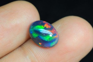Opale noire éthiopienne de haute qualité, pierre précieuse brute, forme ovale 8x6mm, jeu de couleurs arc-en-ciel naturel, cabochon d'opale noire - Product Image 3