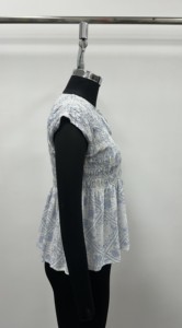 Haut à manches courtes imprimé numérique bleu, col noué, coupe régulière, respirant, tissé, décontracté, taille naturelle, mode féminine estivale - Product Image 4