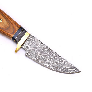 Cuchillo de punta caída hecho a mano de acero de Damasco con mango de madera y virola dorada para caza. Cuchillos de caza de acero de Damasco. - Product Image 4