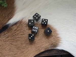 Auténtico Juego de Dados de Cuerno Negro Hechos a Mano, Dados Vikingos para RPG, Dados Medievales para Reenactamiento, Dados Históricos para Juegos, Proveedor Mayorista - Product Image 4