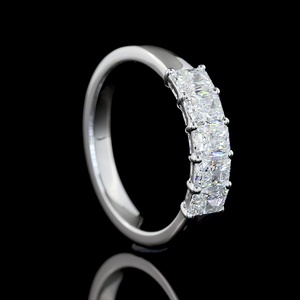 Anillo de compromiso vintage de oro blanco macizo de 18 quilates con diamante radiante de 1 quilate certificado por IGI, creado en laboratorio, con banda apilable de puntas compartidas. - Product Image 2