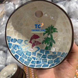 Meilleur prix pour une coupelle en noix de coco originale avec incrustation MOP, utilisée pour la décoration de la maison, coupelle en coquille de noix de coco en provenance du Vietnam, vente en gros - Product Image 1