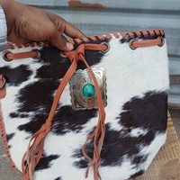 Sac bandoulière seau en cuir vintage style bohème western cowgirl avec fermeture éclair, pompons, rivets, fleurs et deux sangles