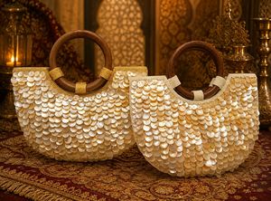 Sac fourre-tout élégant fait main en coquillages perlés avec poignées en bois et motif géométrique perlé, idéal pour les soirées, les voyages, la plage et les stations balnéaires - Product Image 2