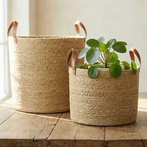 กระเช้าปลูกต้นไม้จากหญ้าทะเลธรรมชาติพร้อมหูหิ้วหนัง  กระถางดอกไม้สาน  ขายส่งจากเวียดนาม - Product Image 1