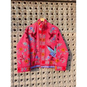 Chaqueta de Manga Larga para Mujer, Color Rosa, Cuello Mandarín, Cierre de Cremallera, Tejida en Algodón, con Bordado Floral de Colibrí - Product Image 1