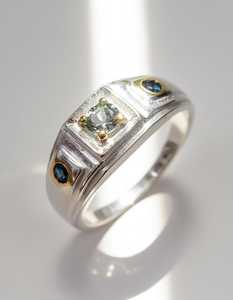 Bague en saphir bleu-vert, conçue pour une brillance aux tons océaniques, un mélange de couleurs élégant et un attrait intemporel de joaillerie fine. - Product Image 3