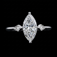Magnifique bague de fiançailles à trois pierres de forme marquise avec une tige à bord coupé et des griffes de fixation sûres