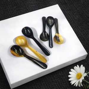 Petite cuillère en corne de buffle naturelle, fabriquée à la main avec une finition polie et des motifs naturels uniques pour le service. - Product Image 1