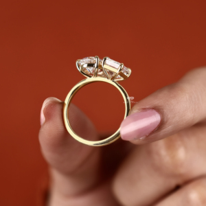 Anillo de compromiso de diamantes cultivados en laboratorio Toi Et Moi, corte pera esmeralda, oro amarillo de 14K, anillo de aniversario de dos piedras para ella, proveedor mayorista - Product Image 4