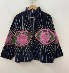 Veste en velours artisanale haut de gamme pour femme, ornée d'une broderie au point de chaînette de style Rajasthani et d'un magnifique motif œil porte-bonheur - Product Image 1