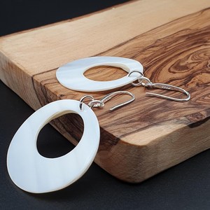 Boucles d'oreilles ovales en nacre polie, bijoux artisanaux naturels, objets d'art de collection, pour fêtes et mariages - Product Image 4
