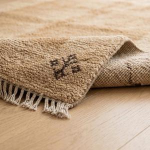 Alfombra de Lana Anudada a Mano de Estilo Clásico en Color Beige Arena, Diseño Floral Minimalista con Borde Decorativo y Flecos - Product Image 6