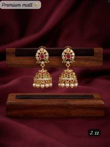 Pendientes de Perlas de Alta Calidad con Diseño Étnico Tradicional, Adornados con Kundan y Paisley, en Aleación de Zinc Dorada - Product Image 3