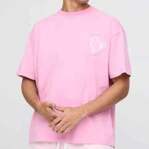 เสื้อยืดคอกลมแขนสั้นทรงหลวมระบายอากาศได้ดี ผ้าฝ้าย 100% 180 กรัม พิมพ์ลายโลโก้ด้านหน้าแบบดิจิตอล OEM สำหรับผู้ชาย ลวดลายเรียบง่าย สไตล์ลำลอง - Product Image 6