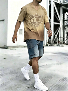 Conjunto de 2 piezas de ropa urbana para hombre: Camiseta de cuello en V con estampado de letras góticas y distintivo vintage color caqui y pantalones cortos cargo de mezclilla - Product Image 6