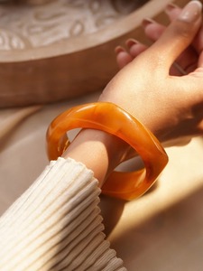Bracelet en résine élégant fait main pour femme, bijou de mode OEM, accessoire de mode unique, manchette en résine légère et durable - Product Image 2