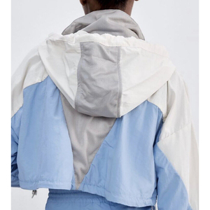 ชุดเซ็ต 2 ชิ้น เสื้อแจ็คเก็ตไนลอนน้ำหนักเบาแบบครอป ซิปติดกระดุม ฮู้ดดี้ ระบายอากาศได้ดี ซับในตาข่าย กันลม กางเกงจ็อกเกอร์สีพื้น ความยาวระดับเข่า สำหรับฤดูร้อน - Product Image 4