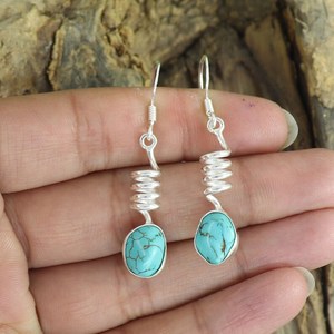 Boucles d'oreilles pendantes en turquoise brute faites à la main, bijoux statement en argent sterling 925 - Product Image 6