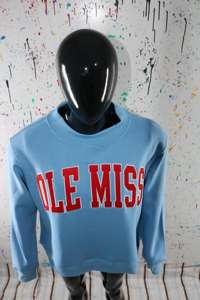 Sudadera OLE MISS Azul Cielo con Cuello Alto, 100% Rojo, Apliques Bordados, Cuello Ancho, URBAN PRODUCTIONS - Product Image 4