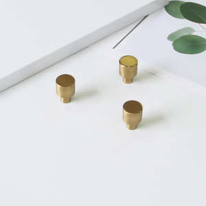 Pomo Moderno de Aleación de Zinc para Muebles, Acabado Oro Cepillado, Minimalista, Duradero y Ecológico, Tirador para Cajones de Cocina, Baño, Dormitorio y Armario - Product Image 4