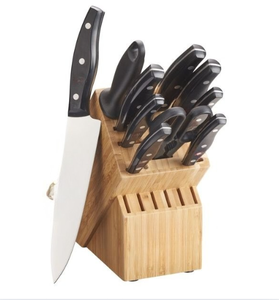 Porte-couteaux en bois brun clair avec manches rivetés noirs, lames argentées et ciseaux pour la découpe et la préparation des aliments à la maison - Product Image 6