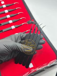 Pinza Profesional para Extensión de Pestañas con Punta de Fibra, Recubrimiento de Polvo Negro Brillante, Acero Inoxidable, Agarre de Diamante, Instrumento de Belleza - Product Image 3