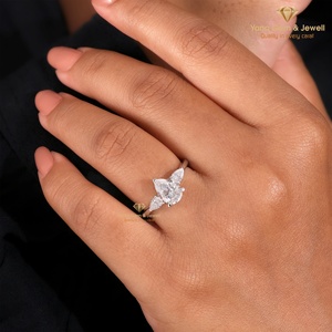 แหวนเพชร CVD Lab Grown Diamond 1.00 กะรัต ทองคำแท้ 14K สี D ความสะอาด VVS2 รูปทรงหยดน้ำแบบ Royal Pear ดีไซน์สามวง สำหรับผู้หญิง รับรองโดย IGI - Product Image 4