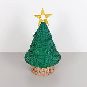 Figurine de sapin de Noël unique en rotin vert, faite à la main, avec étoile jaune en sommet, pièce tissée écologique - Product Image 3