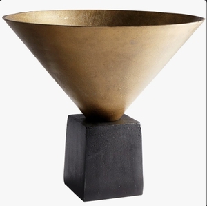 Jarrón de Metal Dorado en Forma de Cono sobre Base Cuadrada Negra - Centro de Mesa Art Deco Hecho a Mano y Ecológico para Decoración de Hogar de Lujo - Product Image 3