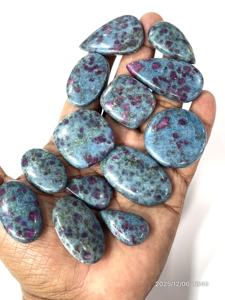 Rubis naturel et kyanite, pierres précieuses brutes, cabochons, formes et tailles variées, environ 20 à 30 mm - Product Image 3
