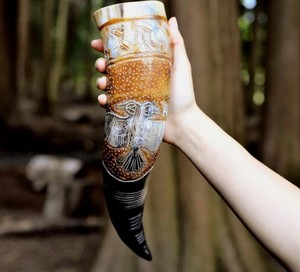 Gobelet en corne de buffle, accessoire pour boissons fabriqué artisanallement, avec une finition lisse et une prise en main confortable - Product Image 6