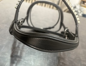 Bridon en cuir pour cheval avec frontale verte ornée de diamants et sangle de nez à boucle FHS BRA003, sac à fermeture éclair en polyéthylène - Product Image 5