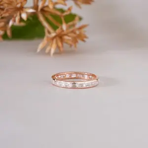 Élégante Bague d'éternité en Moissanite taille émeraude or rose, sertie de canaux, pour femme, cadeau de bijoux moderne pour anniversaire - Product Image 1