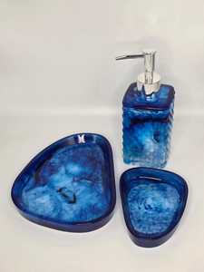 ชุดอุปกรณ์ห้องน้ำเรซิ่นรักษ์โลกสีน้ำเงินเข้มลายวน วาดด้วยมือ พร้อมถาดวางสบู่และอุปกรณ์อื่นๆ ของตกแต่งบ้านสไตล์แฮนด์เมด - Product Image 3