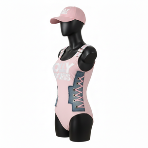 Traje de baño rosa premium para mujer, de poliéster y spandex, con paneles laterales de mezclilla elástica y logotipo bordado con apliques. - Product Image 3
