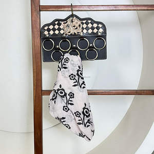 Organizador de Bufandas de Cuero Genuino con Diseño a Cuadros Hecho a Mano, Estilo Rústico Occidental, con Anillos de Latón - Product Image 6