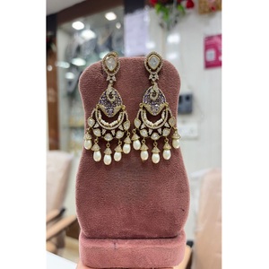 Pendientes Elegantes de Alta Calidad con Circonitas y Baño de Oro, Diseño Fusion para Mujer, Ideales para Fiestas Nocturnas, Colección de Moda - Product Image 2