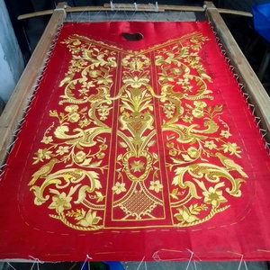 Casulla Romana Personalizable, Ecológica y Bordada a Mano con Hilos de Oro |   Vestimenta Litúrgica Roja para Sacerdote con Flores Grandes - Product Image 1