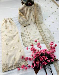 Magnifique ensemble prêt-à-porter en soie dorée scintillante avec broderie Zari et sequins, comprenant un haut, un pantalon palazzo et une dupatta, entièrement cousu. - Product Image 6