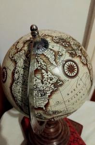 Globo terráqueo de metal de primera calidad con mapas de aluminio anodizado y un elegante acabado plateado metálico para exhibiciones educativas - Product Image 3