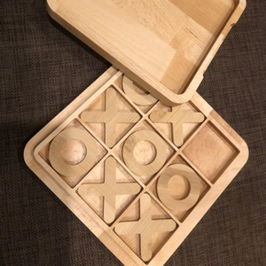 Elegante Caja de Madera para el Juego Tic Tac Toe con Tapa, Clásico Juego de Estrategia, Tablero de Mesa Portátil - Product Image 1